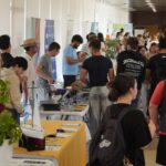 Estudiantes en la Fira EXIT 2026 en Marratx&iacute;, participando en mesas informativas.