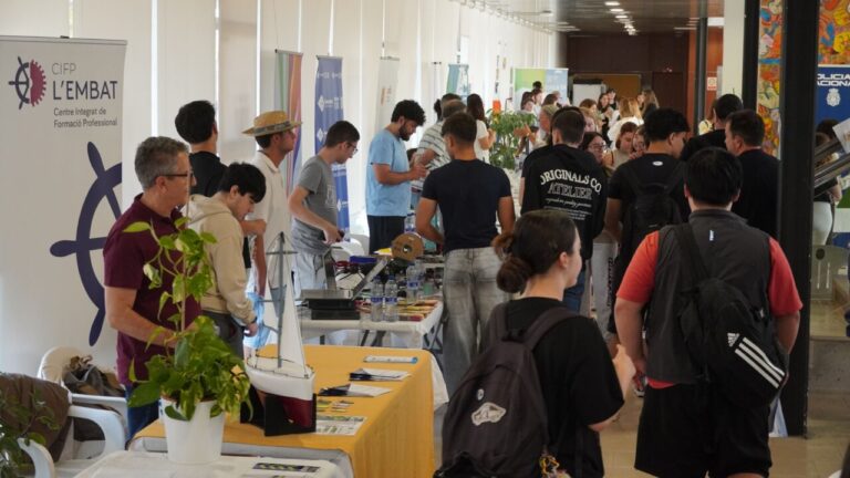Estudiantes en la Fira EXIT 2026 en Marratx&iacute;, participando en mesas informativas.