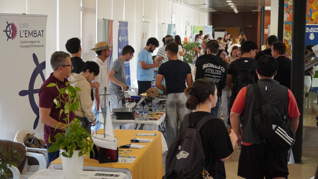 Estudiantes en la Fira EXIT 2026 en Marratx&iacute;, participando en mesas informativas.
