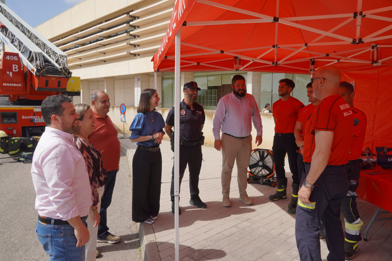 Grupo de jóvenes y profesionales en la Fira EXIT 2026 en Marratxí
