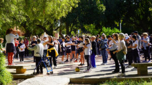 Grupo de personas de diferentes edades participando en una actividad al aire libre en Marratx&iacute;