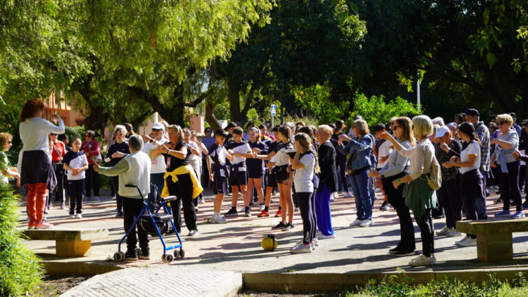 Grupo de personas de diferentes edades participando en una actividad al aire libre en Marratx&iacute;
