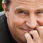 Retrato de Matthew Perry sonriendo en primer plano