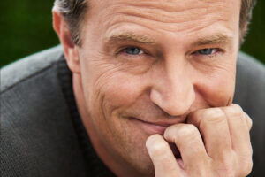 Retrato de Matthew Perry sonriendo en primer plano