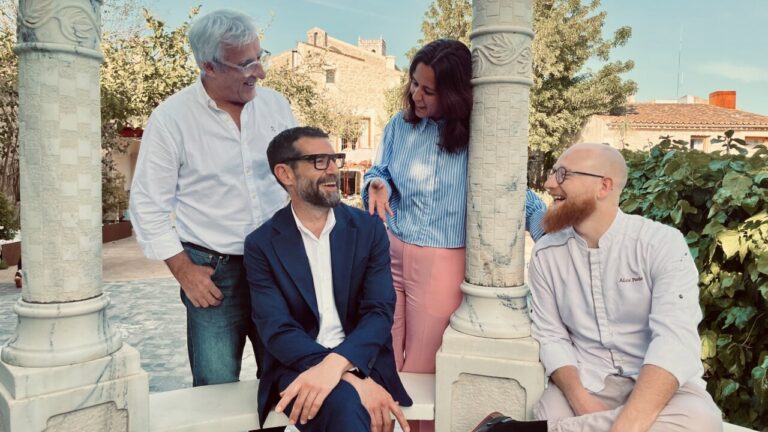 Grupo de personas en una reuni&oacute;n gastron&oacute;mica en Selvatge