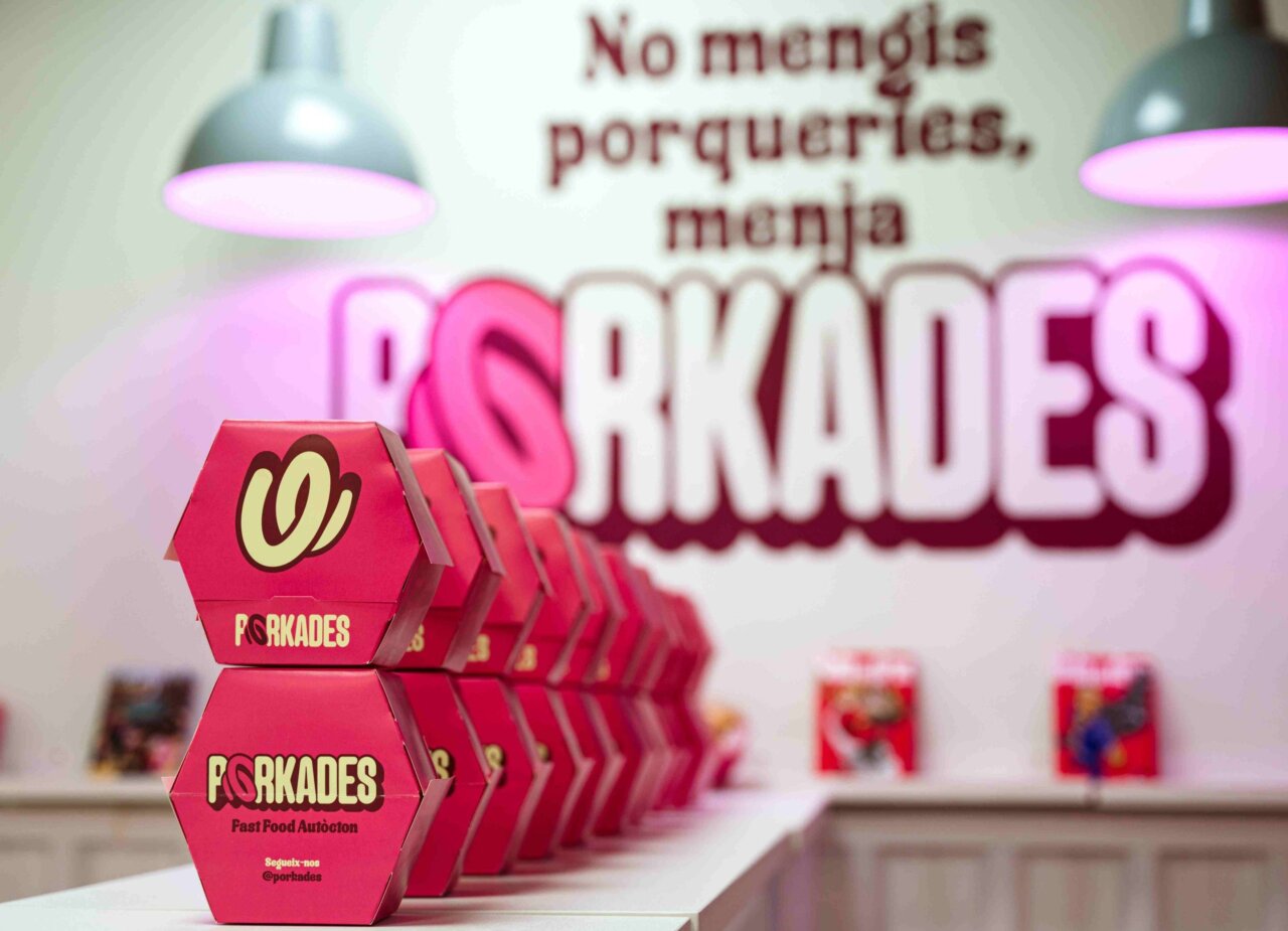 Cajas de comida r&aacute;pida de Porkades en un mostrador