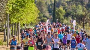 Corredores participando en la Media Marat&oacute;n de Magaluf rodeados de naturaleza