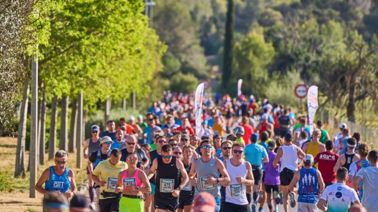 Corredores participando en la Media Marat&oacute;n de Magaluf rodeados de naturaleza