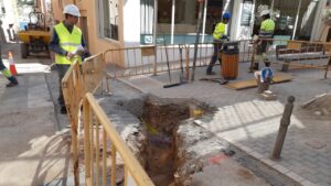 Trabajadores realizando mejoras en la red el&eacute;ctrica en Andratx