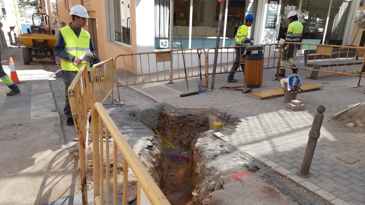 Trabajadores realizando mejoras en la red el&eacute;ctrica en Andratx