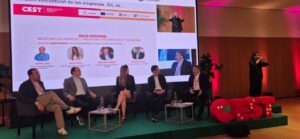 Mesa redonda sobre innovaci&oacute;n y sostenibilidad en turismo con varios ponentes