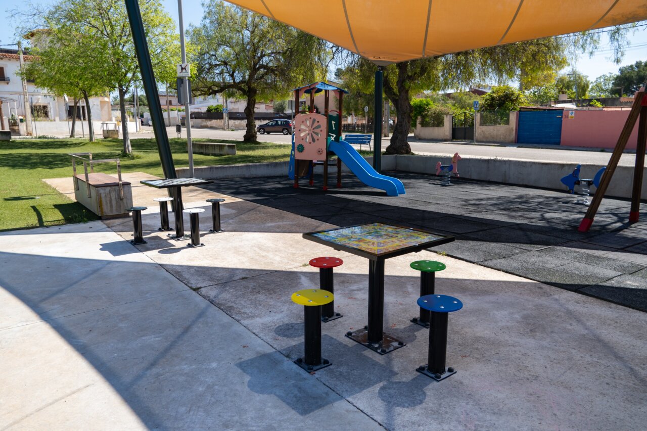 Mesas de ajedrez, parchís y ping pong en un parque de Marratxí