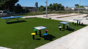 Mesas de ajedrez, parch&iacute;s y ping pong en un parque infantil.