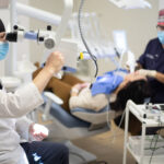 M&eacute;dico utilizando un microscopio operatorio en una cl&iacute;nica dental.