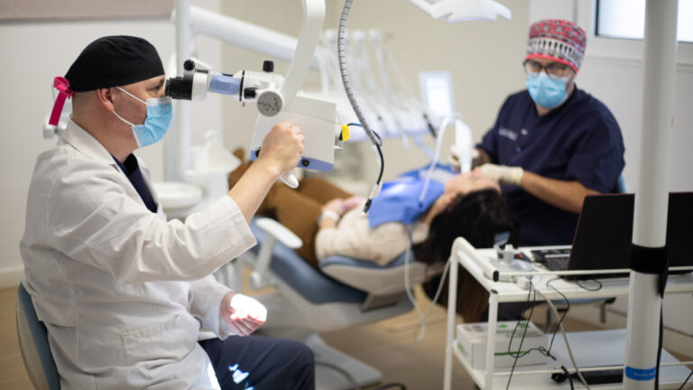 M&eacute;dico utilizando un microscopio operatorio en una cl&iacute;nica dental.