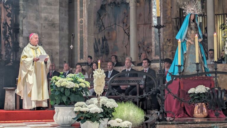 Ceremonia de misa en la Catedral de Mallorca durante la Pascua