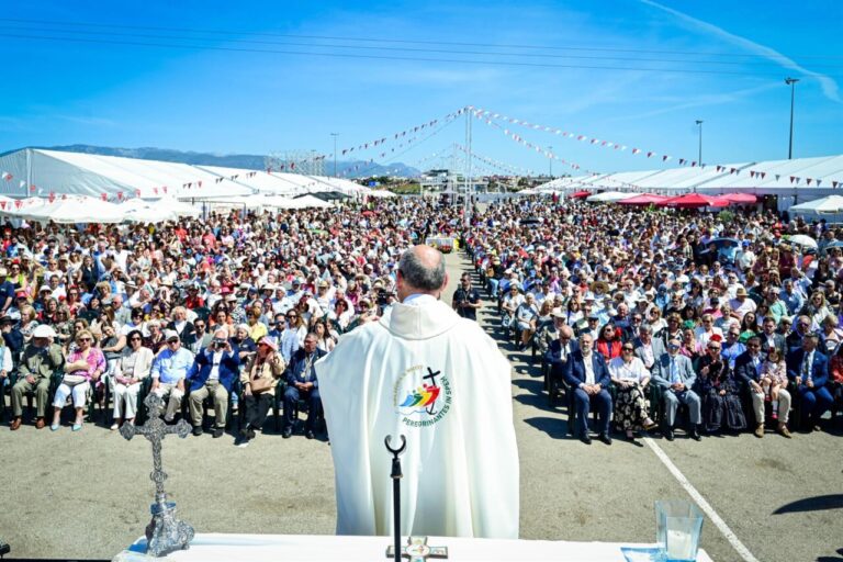 Celebraci&oacute;n de la misa rociera en Son Fusteret con gran afluencia de p&uacute;blico.