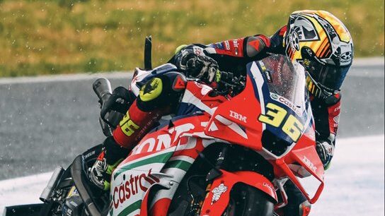 Piloto en moto Ducati durante la carrera de MotoGP en Jerez