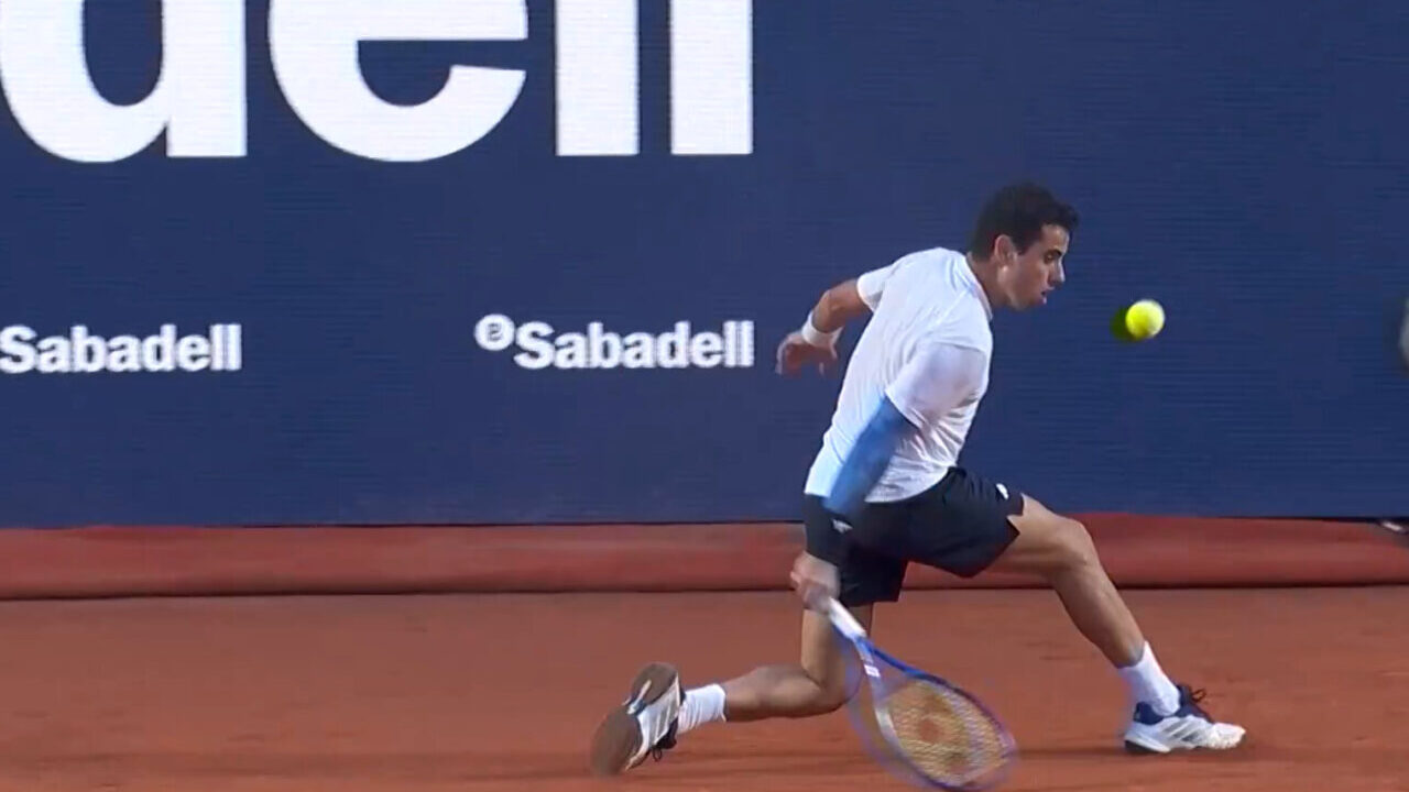 Jugador de tenis en acci&oacute;n durante el torneo God&oacute; 2026