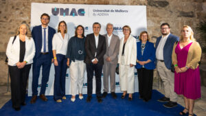 Grupo de personas en el evento de inauguraci&oacute;n de la Universitat de Mallorca