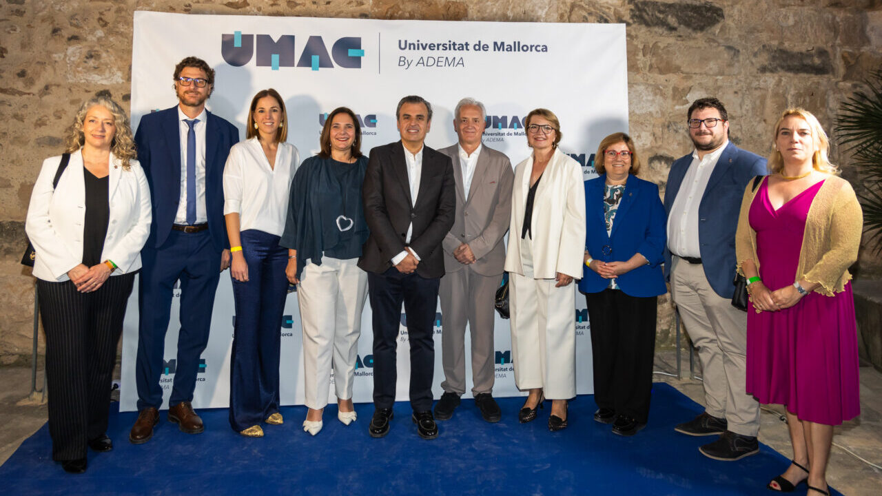 Grupo de personas en el evento de inauguraci&oacute;n de la Universitat de Mallorca