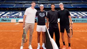 Rafa Nadal y otros jugadores en la pista de tenis del Bernab&eacute;u