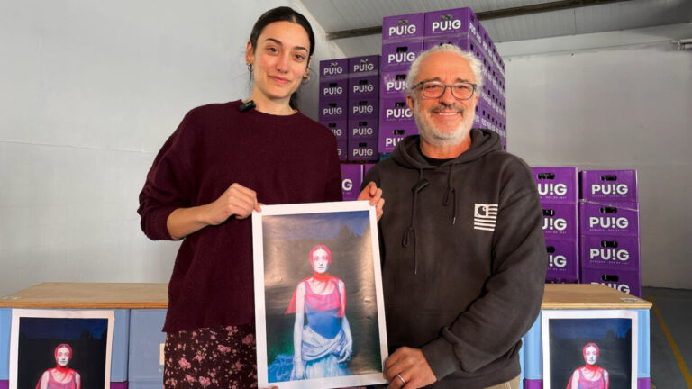 La artista Laia Rius presenta su proyecto Nastallat en un evento.