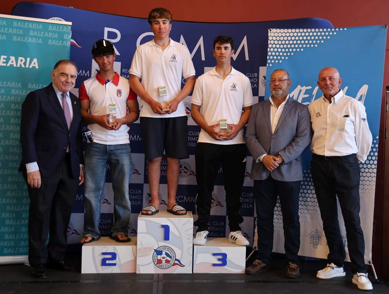Nikko Palou y otros regatistas en el podio de la regata ILCA 6 en Melilla