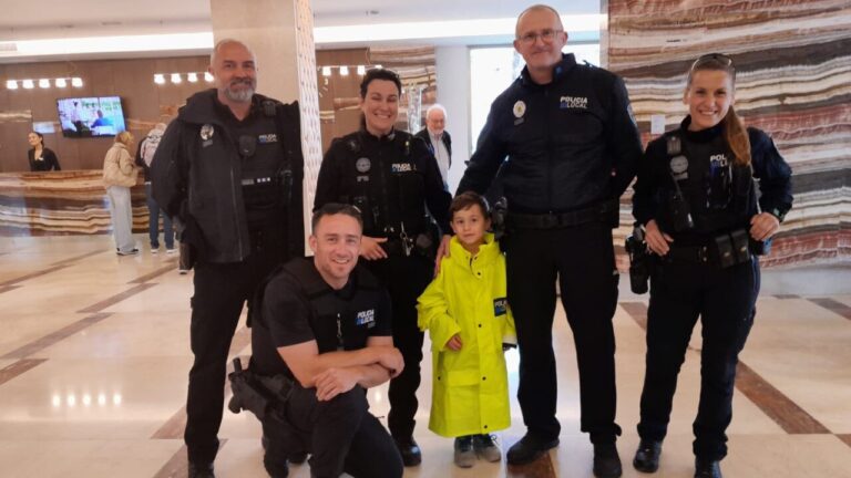 Final feliz en Alc&uacute;dia: la Polic&iacute;a devuelve a sus padres a un ni&ntilde;o perdido