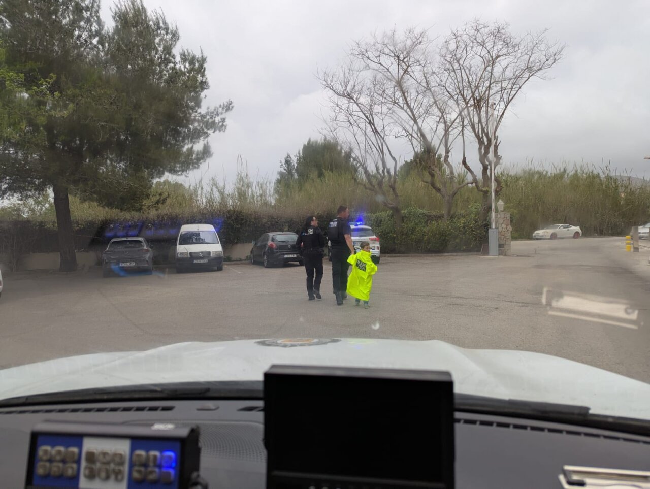 Polic&iacute;a acompa&ntilde;a a un ni&ntilde;o perdido en Alc&uacute;dia