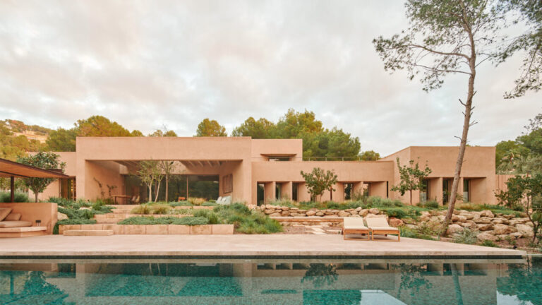 Vista exterior de un moderno proyecto arquitectónico en Baleares