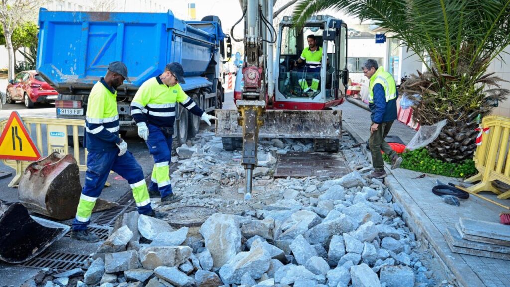 Trabajadores realizando obras de reforma en las aceras de la calle Gremi Ferrers en Palma