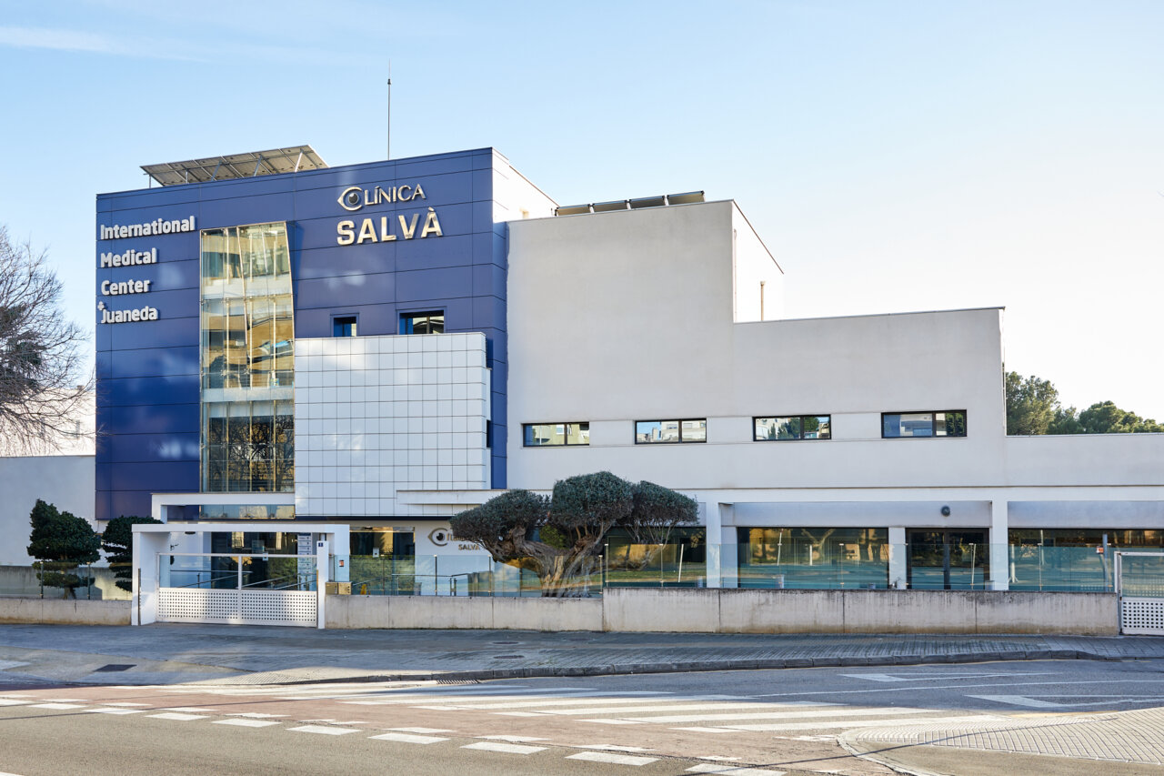 Fachada de la Cl&iacute;nica Salv&agrave; en Mallorca, centro oftalmol&oacute;gico