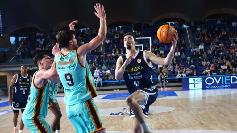 Jugador del Alimerka Oviedo en acci&oacute;n durante un partido de baloncesto