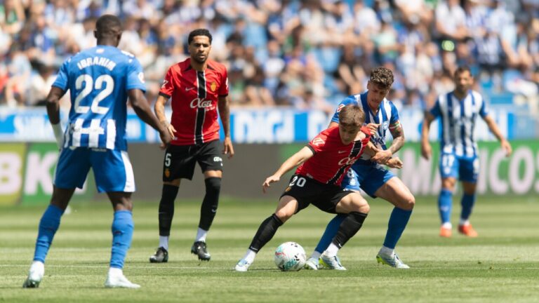 Jugador del RCD Mallorca en acción durante un partido de fútbol