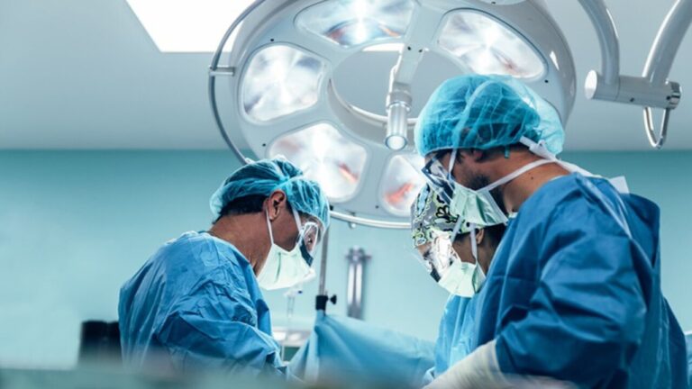 Cirujanos realizando una operación en un quirófano moderno
