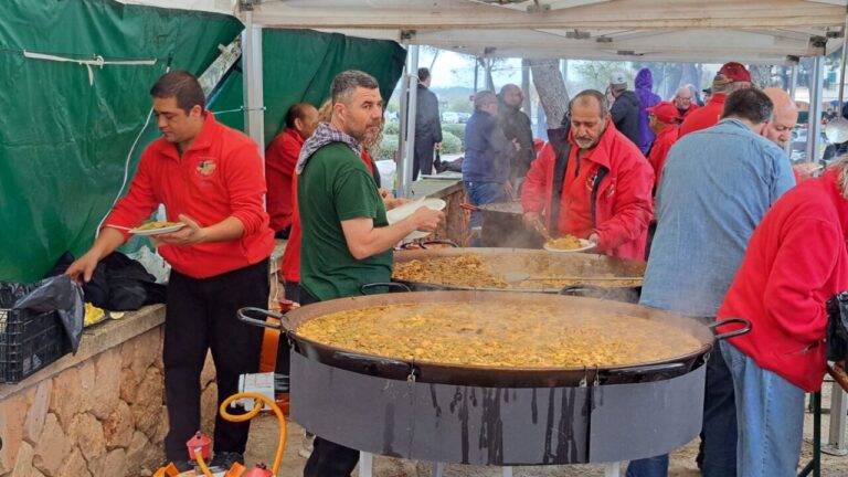 Preparación de paella en la celebración de Fallas en El Toro, Calvià.