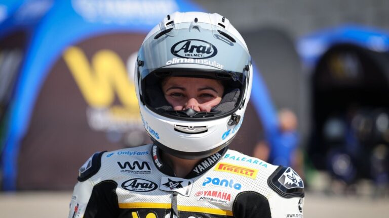 Pakita Ruiz con casco en el Campeonato del Mundo Femenino de Velocidad