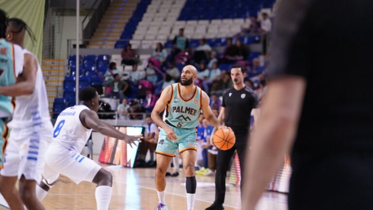 Jugador del Palmer Basket en acci&oacute;n durante un partido de baloncesto