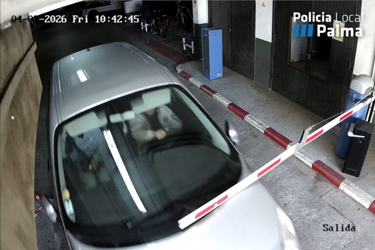 Coche saliendo del dep&oacute;sito municipal en Palma con pareja dentro