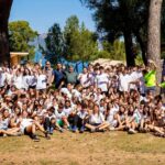 Grupo de ni&ntilde;os y adolescentes en el programa Acampaesport en Mallorca