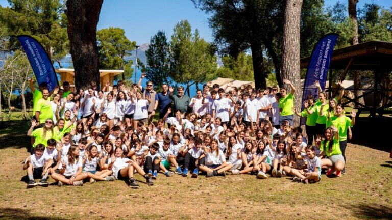 Grupo de ni&ntilde;os y adolescentes en el programa Acampaesport en Mallorca