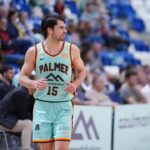Jugador del Palmer Basket en acci&oacute;n durante un partido en el Palau Municipal.