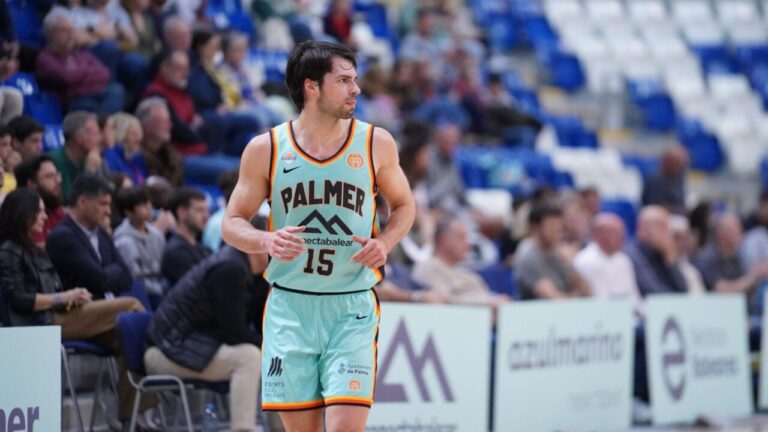 Jugador del Palmer Basket en acci&oacute;n durante un partido en el Palau Municipal.
