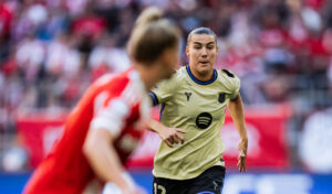 Patri Guijarro corriendo con la camiseta del FC Barcelona en un partido
