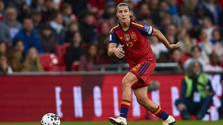 Patri Guijarro jugando con la selección española de fútbol