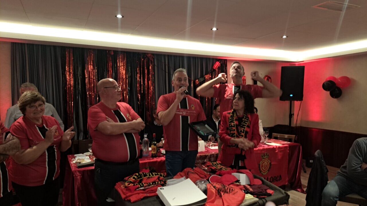 Celebraci&oacute;n del segundo aniversario de la Penya Centenari con pe&ntilde;istas y exfutbolistas.