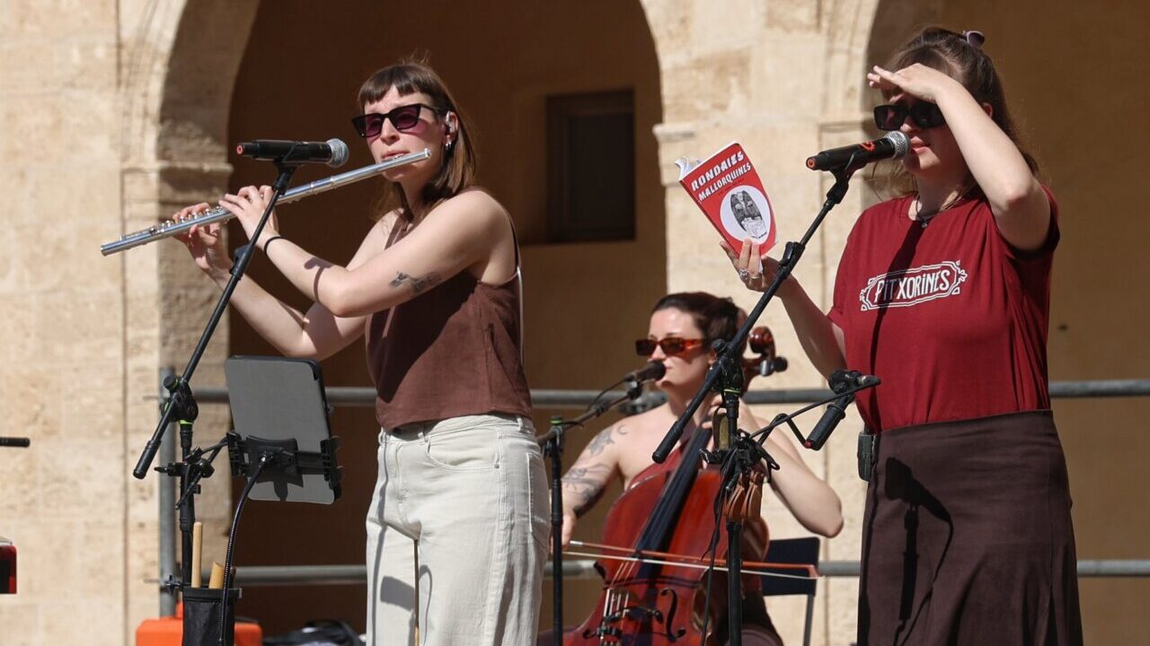 M&uacute;sicos del grupo Pitxorines durante un concierto did&aacute;ctico en Mallorca
