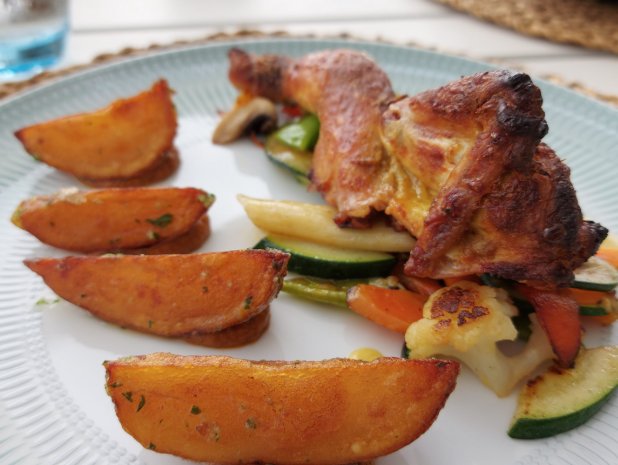 Plato de pollo asado con guarnici&oacute;n de verduras y patatas en Restaurante Bruno Port Calanova