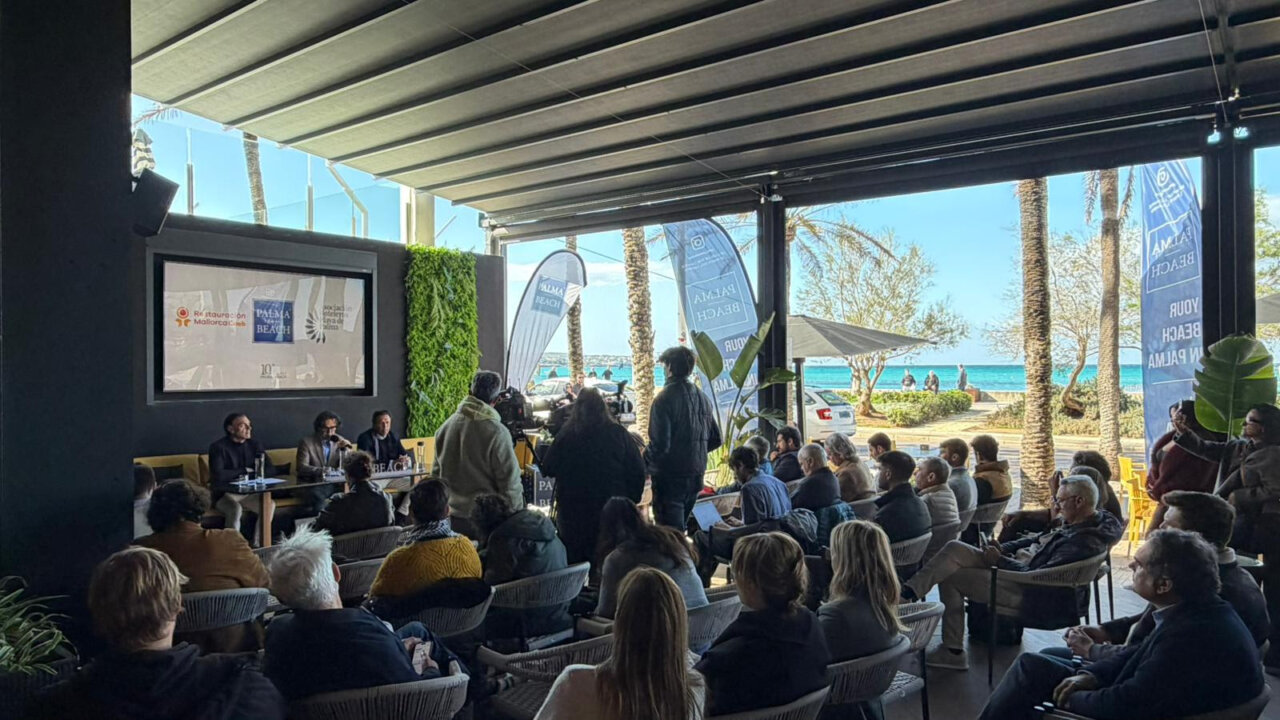 Conferencia sobre ocupaci&oacute;n hotelera en Playa de Palma con asistentes